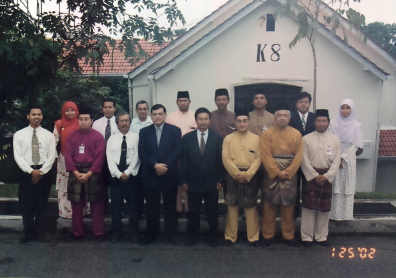 Tarikh 25012002 lawatan delgasi dari DO pekan di iringi kakitangan SUK negeri pahang ke UTM kampus cawangan pahang.jpg