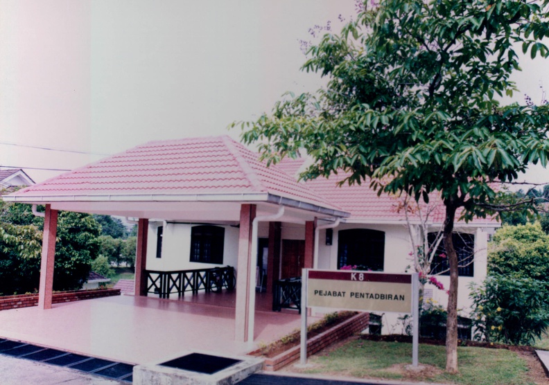 Tahun 1998 Bangunan Pentadbiran UTM Kampus caw pahang.jpg