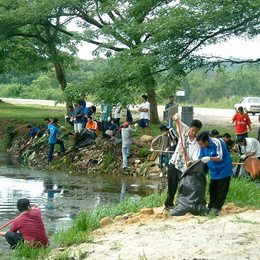 Gotong royong sempena sambutan hari kemerdekaan di tasik gambang