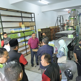 Lawatan MAWIP ke lab UMP