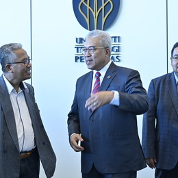 Kunjungan hormat pengurusan UMP ke UTP