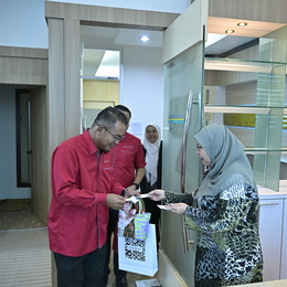 Serahan sumbangan Pek makanan dari TM & Zakat Bank Islam @ UMPSA Gambang